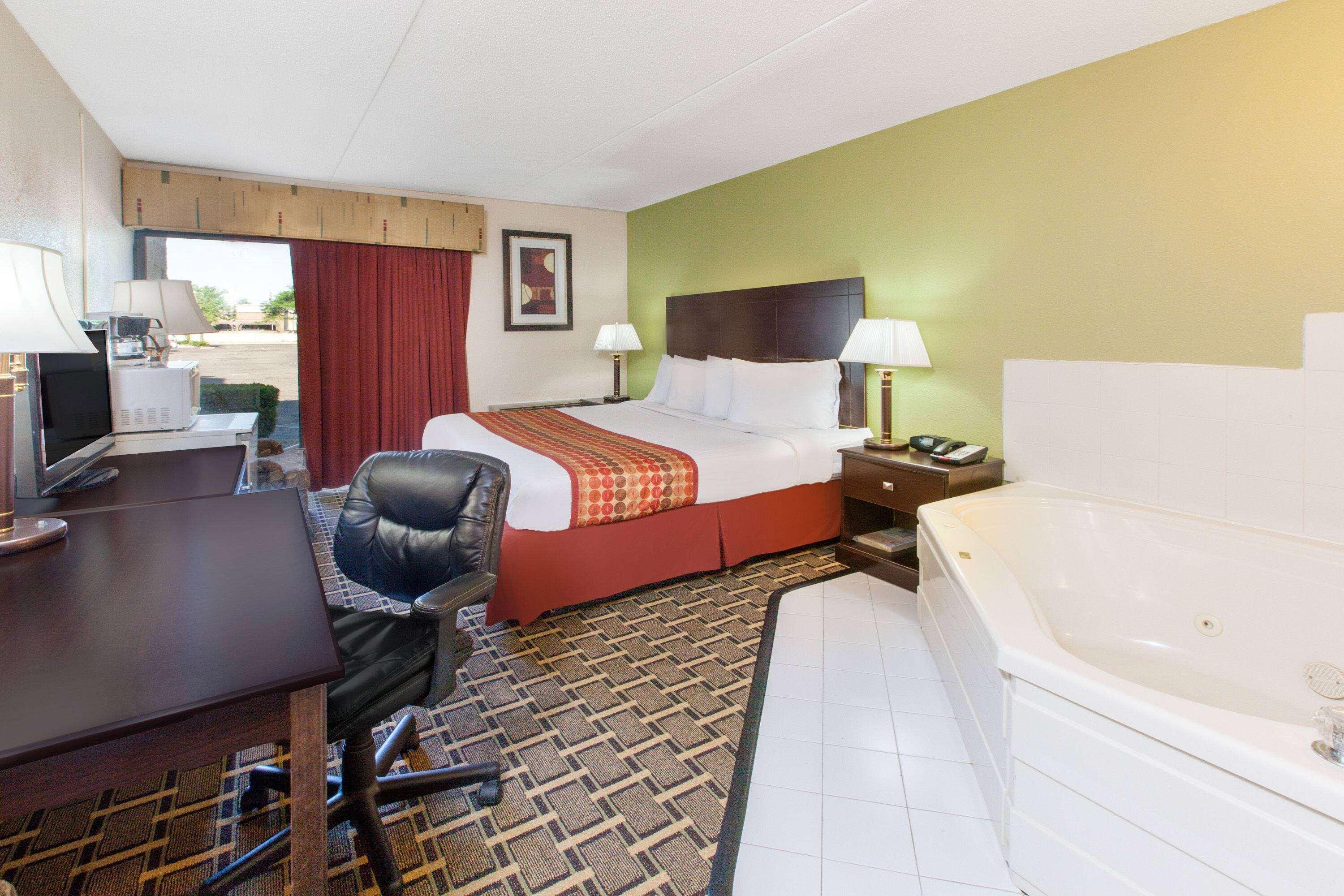 Days Inn & Suites By Wyndham Madison Heights Mi Exteriér fotografie