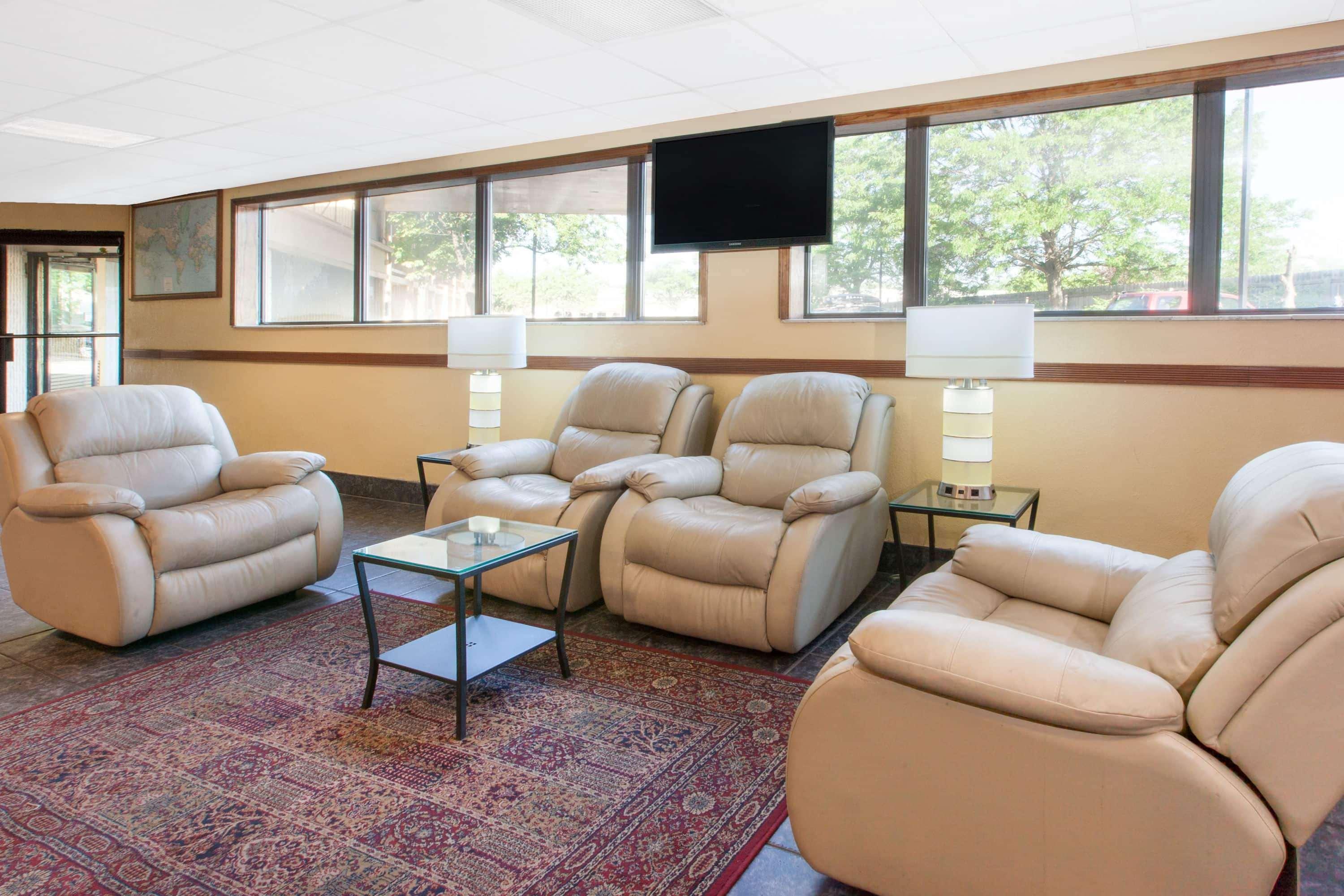 Days Inn & Suites By Wyndham Madison Heights Mi Exteriér fotografie