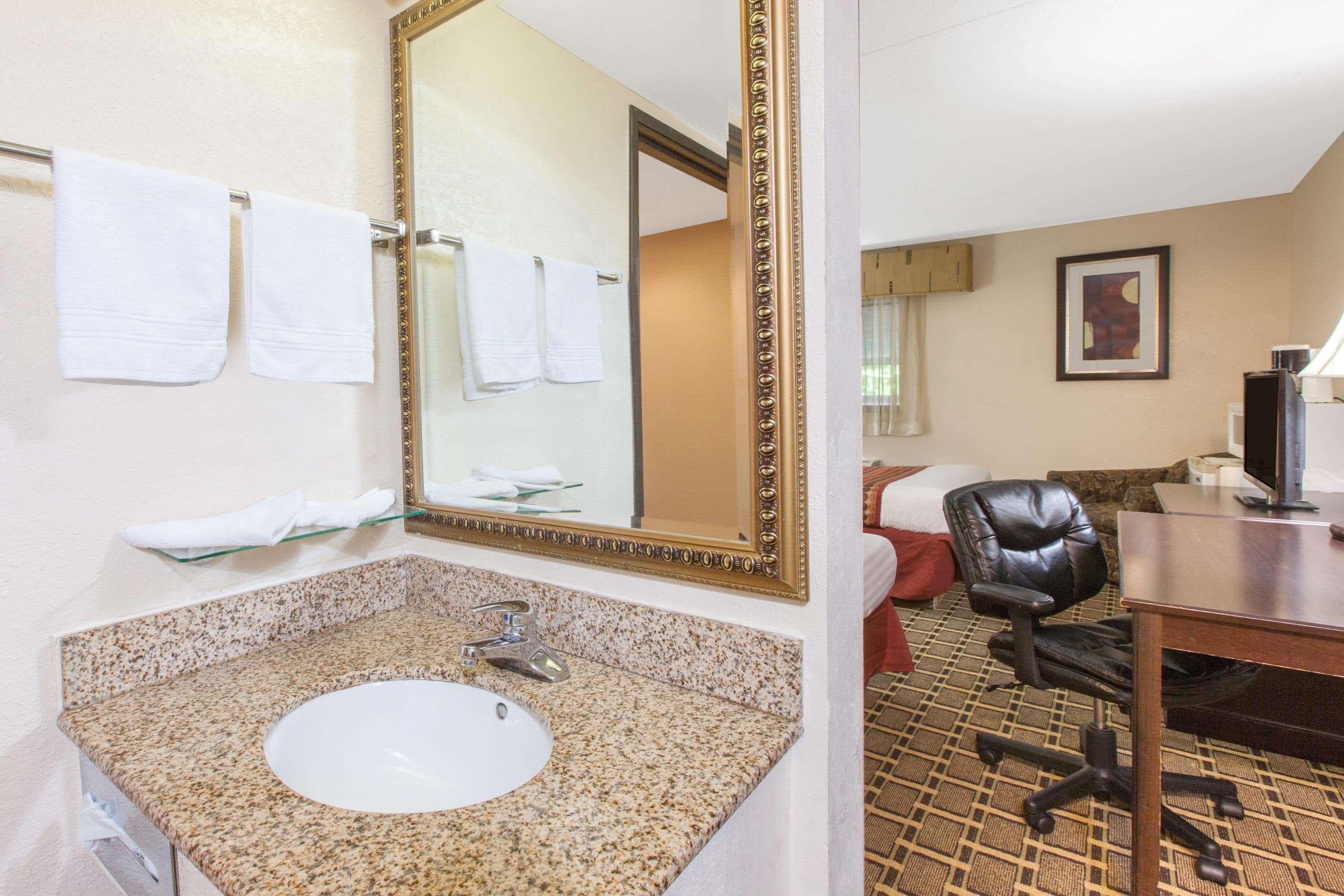 Days Inn & Suites By Wyndham Madison Heights Mi Exteriér fotografie