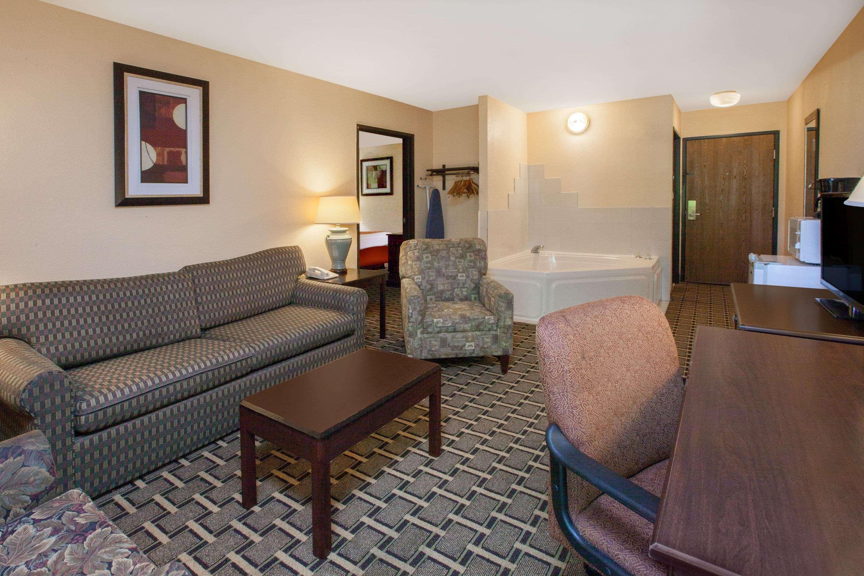Days Inn & Suites By Wyndham Madison Heights Mi Exteriér fotografie
