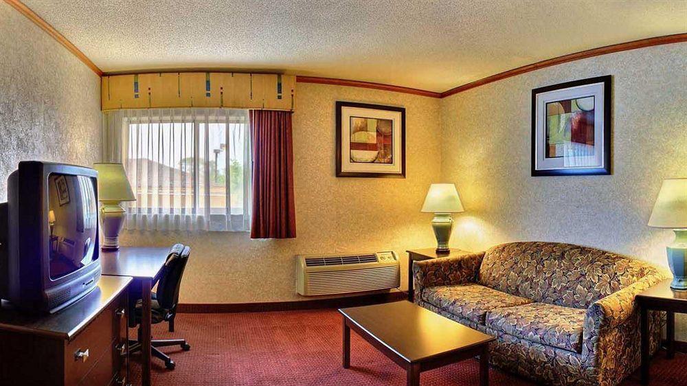 Days Inn & Suites By Wyndham Madison Heights Mi Exteriér fotografie