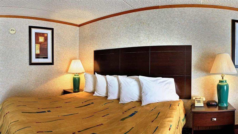 Days Inn & Suites By Wyndham Madison Heights Mi Exteriér fotografie