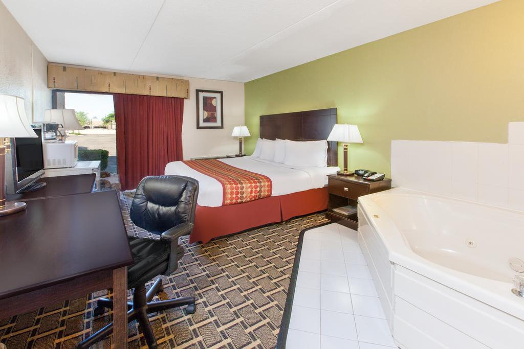 Days Inn & Suites By Wyndham Madison Heights Mi Exteriér fotografie