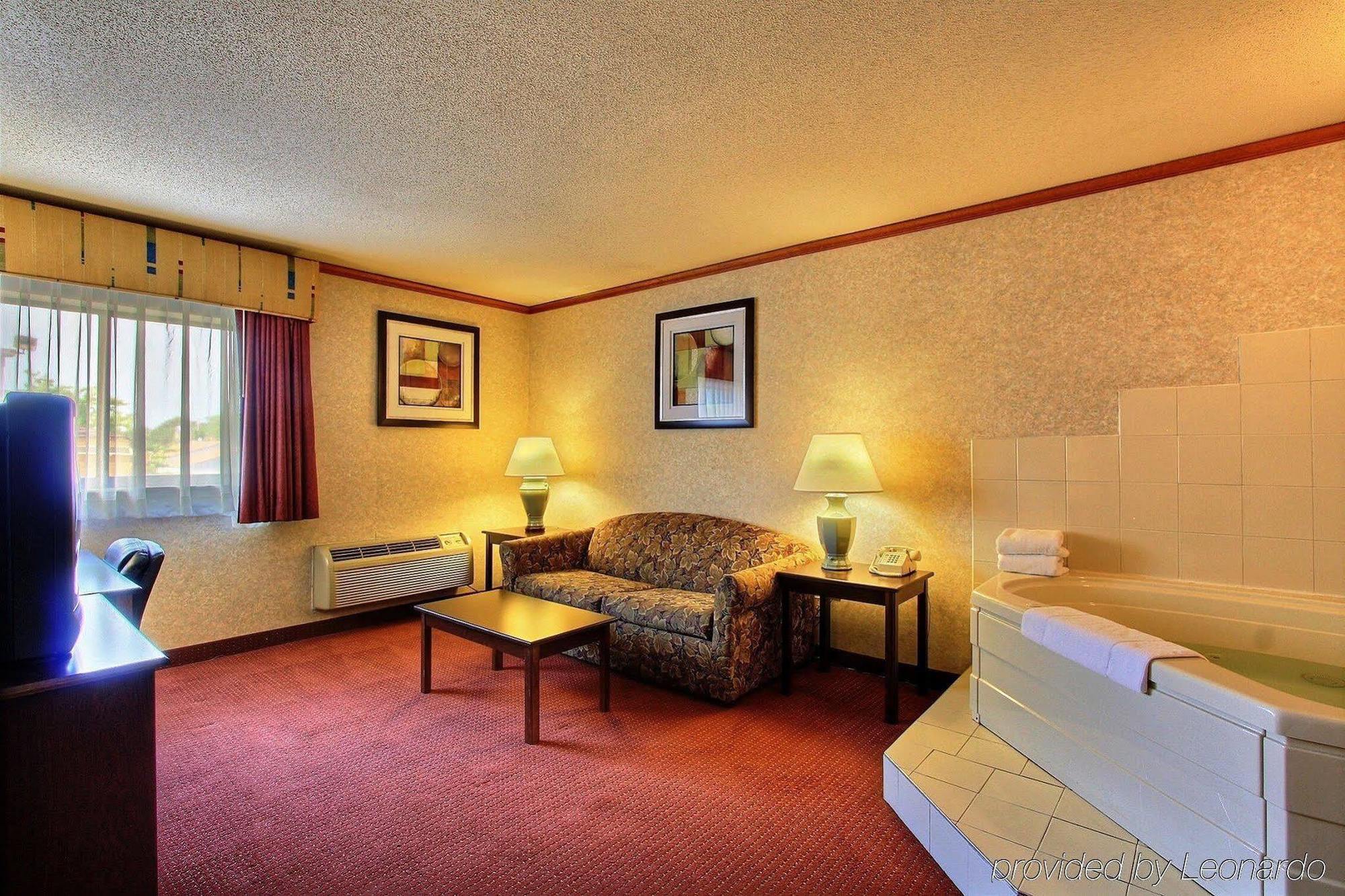 Days Inn & Suites By Wyndham Madison Heights Mi Exteriér fotografie